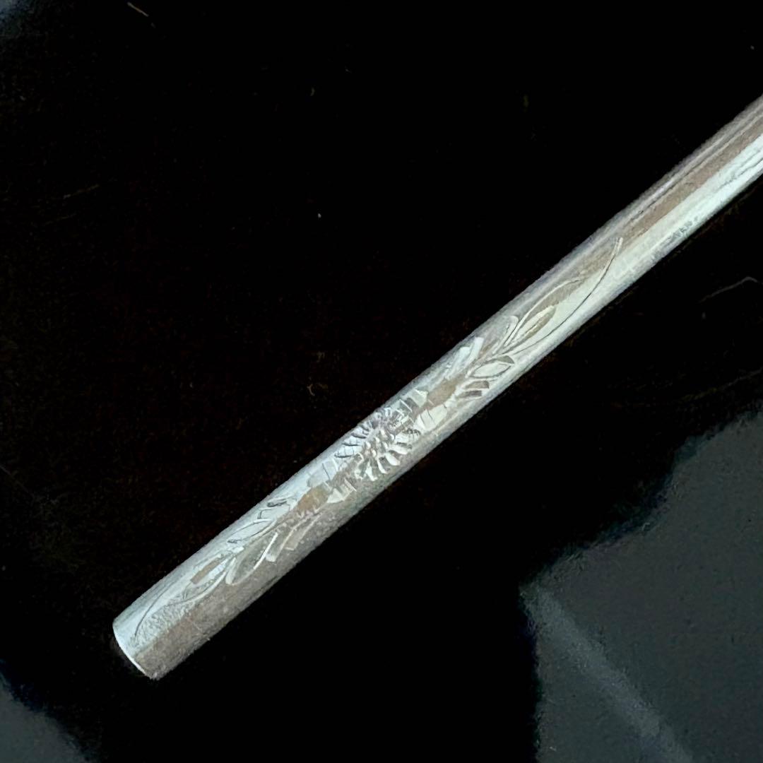 アンティーク　純銀製のスプーン　柄に花紋彫刻42.3g 全長21.cm