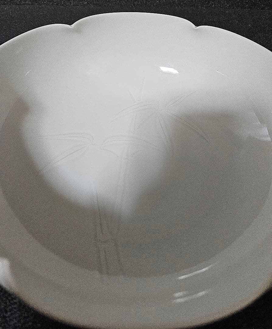 有田焼　厚生労働省認定『現代の名工』奥川俊右衛門作　白磁　彫り竹文様　菓子鉢