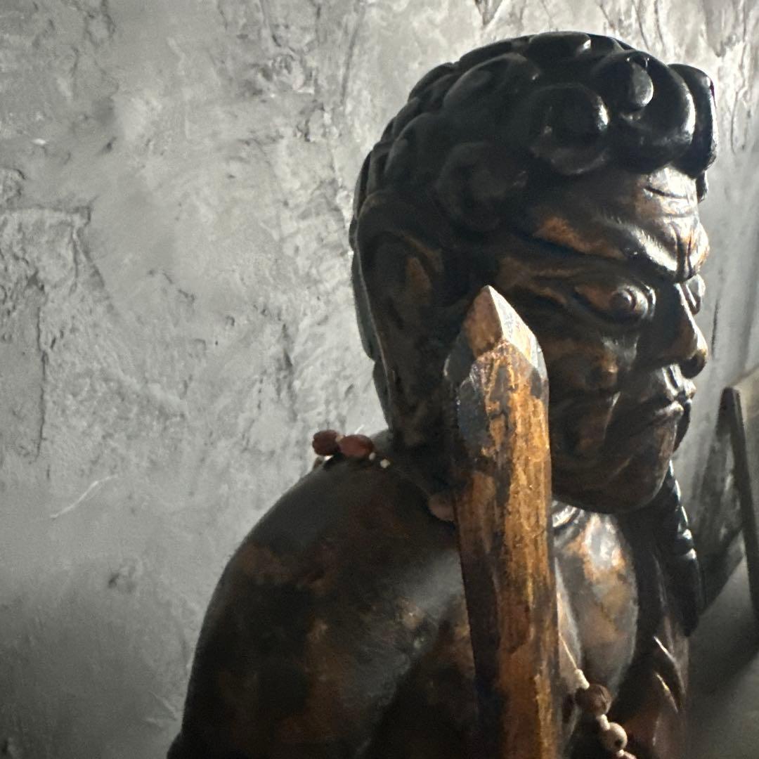 ヴィンテージ　迫力の木製彫刻 剣を持つ像