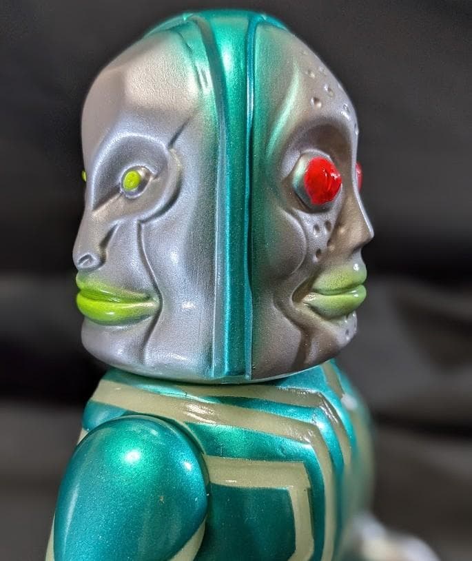 三面怪人 ダダ（Ｍ１号）三面バージョン ソフビフィギュア 蓄光カスタムペイント
