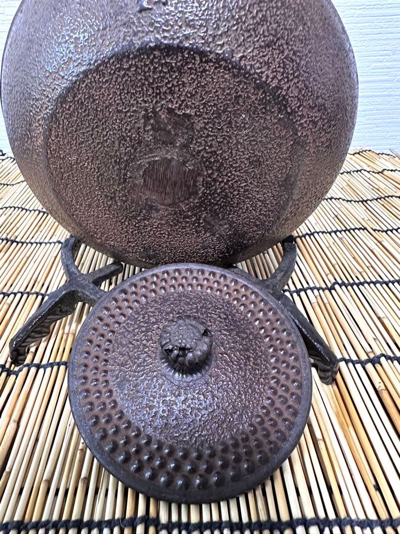 未使用品、長期保管品、栞付　南部三厳堂造　１２型中アラレ　南部鉄瓶　南部鉄器