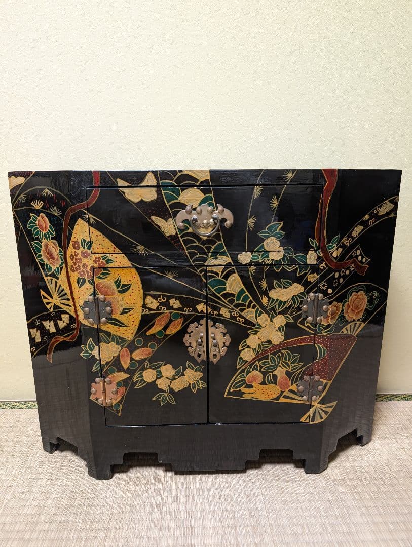 送料込み　黒漆塗りの花鳥風月タンス　キャビネット