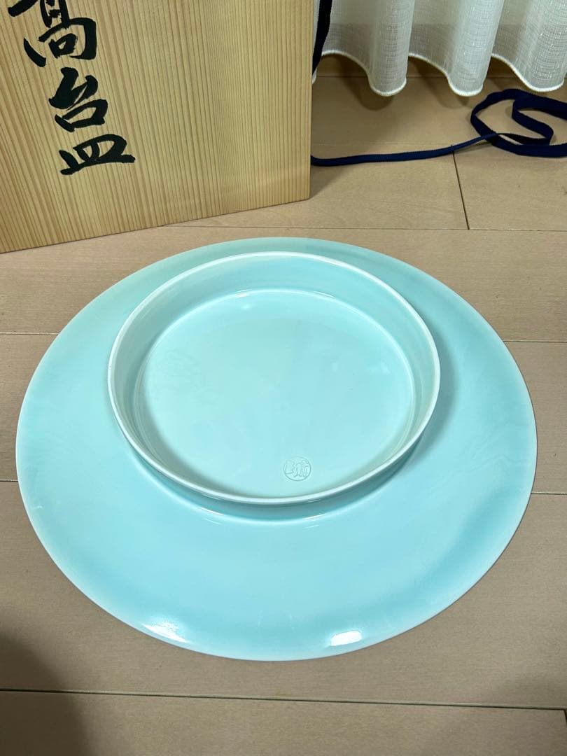 塚本快示　青白磁　菊彫高台皿　人間国宝　大皿　陶器　美術　芸術　直径39センチ