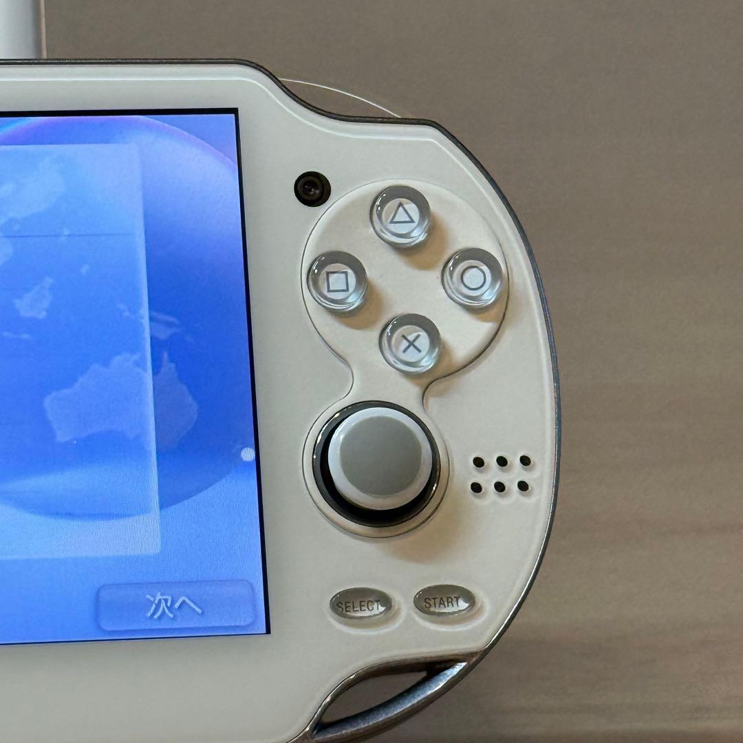 6-197【美品】PSVITA PCH-1100 クリスタル・ホワイト