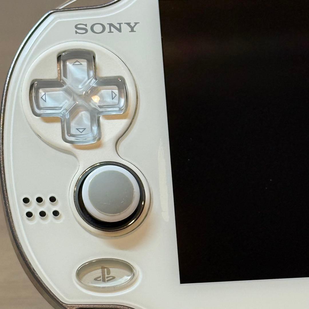 6-197【美品】PSVITA PCH-1100 クリスタル・ホワイト