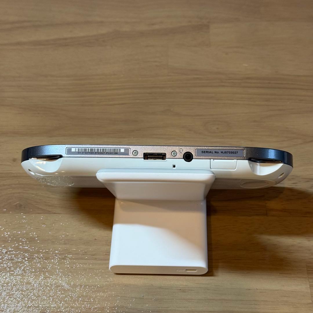 6-197【美品】PSVITA PCH-1100 クリスタル・ホワイト