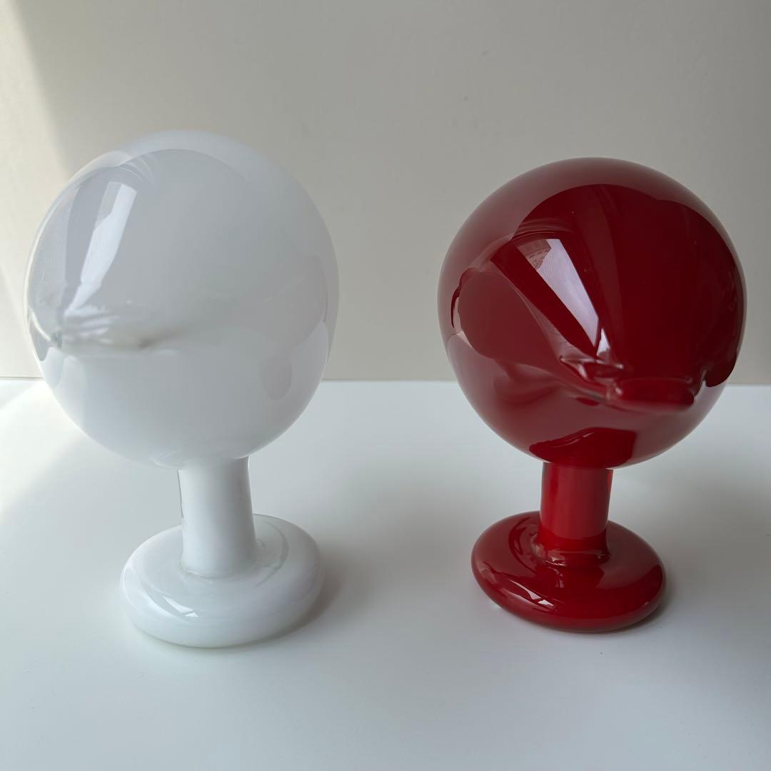 赤と白のガラス製鳥フィギュア