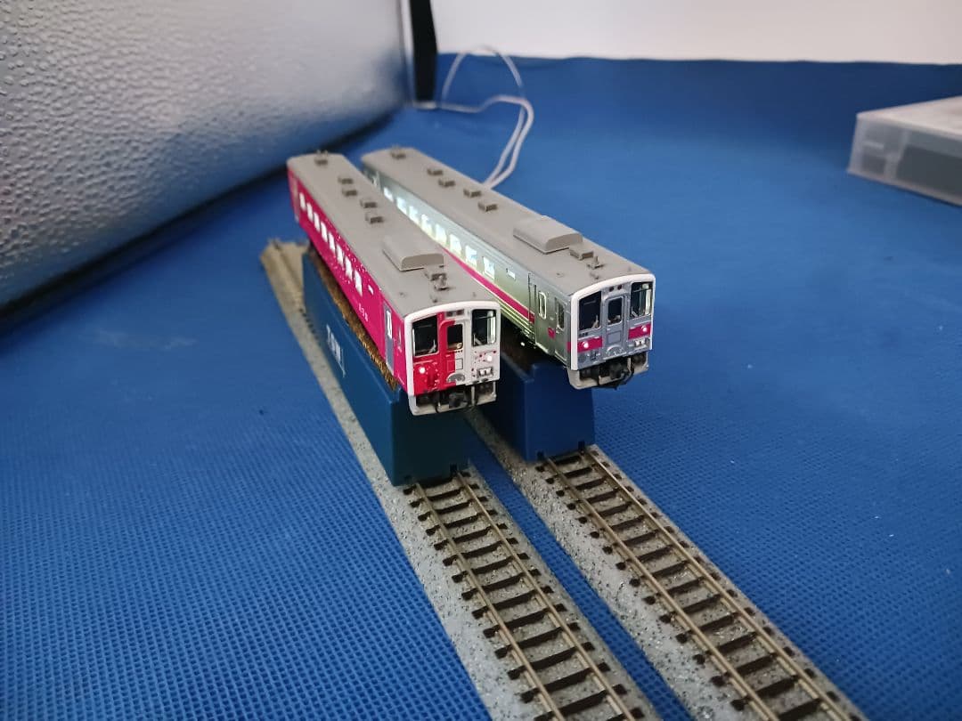 GM 50712 30408 地球探索鉄道花咲線ラッピングトレイン ピンク帯2両