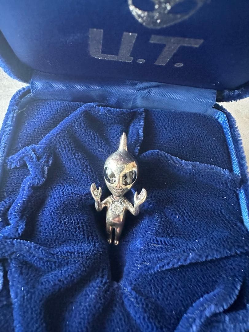 【田中貴金属製】輝け！ U.T. 宇宙人 ペンダントトップダイヤモンド0.1ct