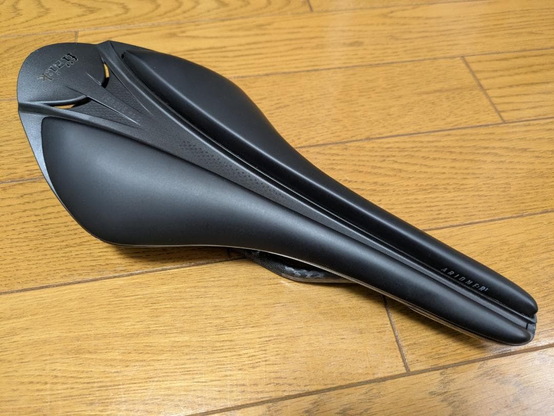 fi’zi:k VERSUS EVO ARIONE R1 サドル 軽量 カーボン