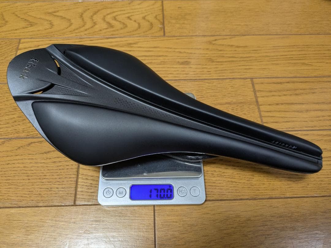 fi’zi:k VERSUS EVO ARIONE R1 サドル 軽量 カーボン