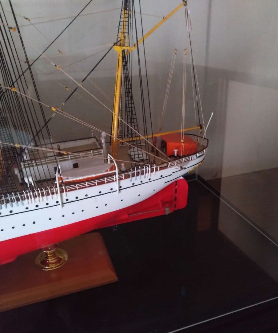 帆船 海王丸 模型 ケース付き 匿名配送 ４本マストバーク型帆船 練習船
