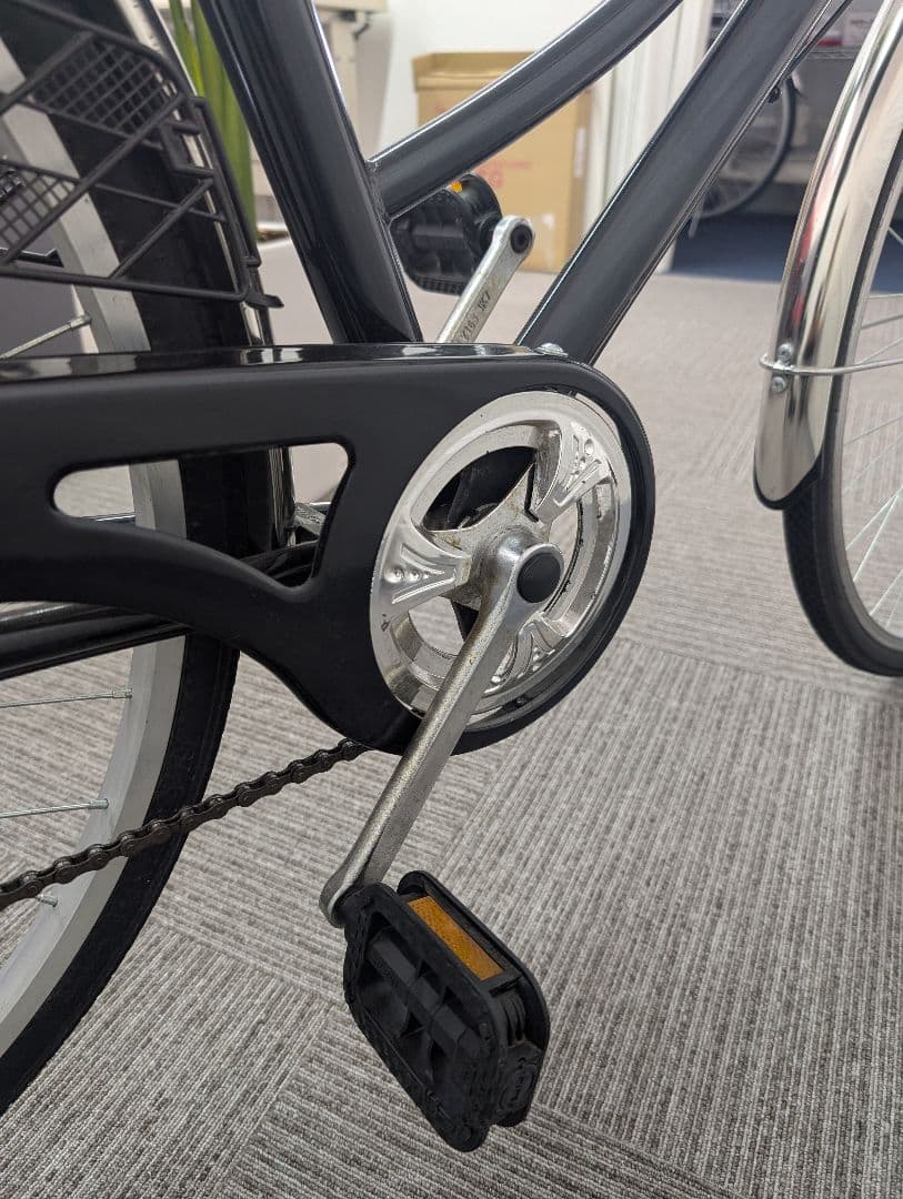 黒いシティサイクル 27インチ 前面バスケット付き、5段ギア、オートライト