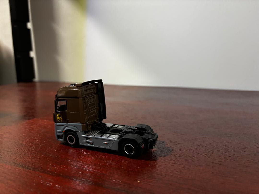 MINIGT No.705 UPSアクトロストラック&UPSフィギュアセット
