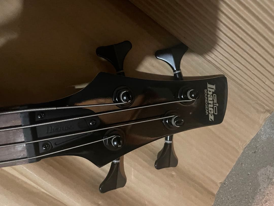 6番Ibanez GIO ホワイトエレキベース