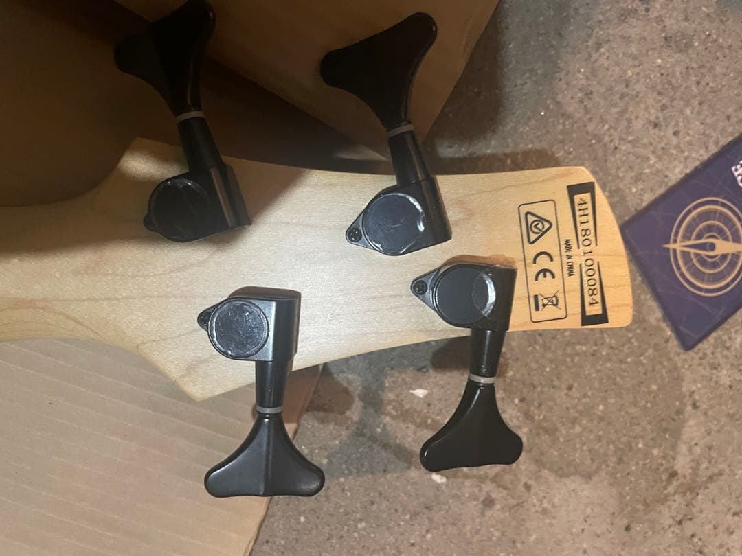 6番Ibanez GIO ホワイトエレキベース