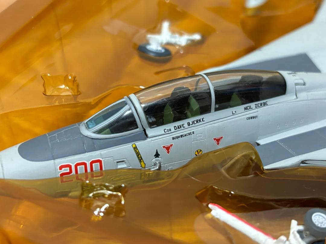 ドラゴン 1/72 F-14A TOMCAT VF-111 SUNDOWNERS
