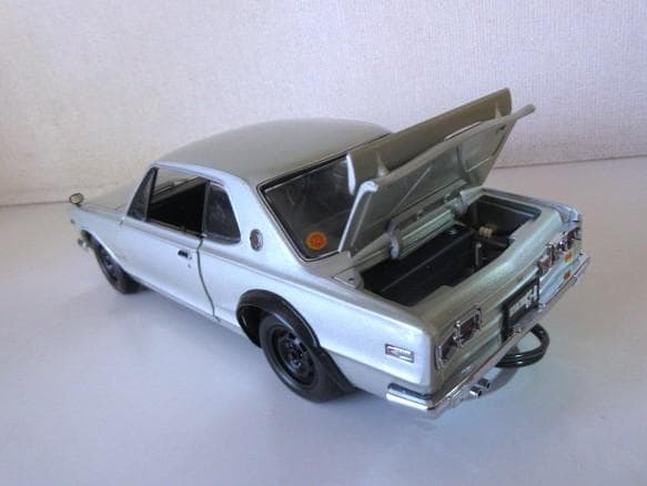 特価 京商 (1/18) 昭和の名車 愛のスカイライン GT-R ライト点灯