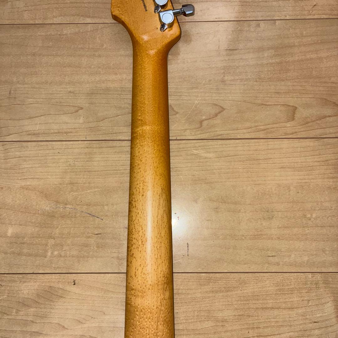 シルバーラメ　Mavis ストラトキャスタータイプ　弦高調整済み　です