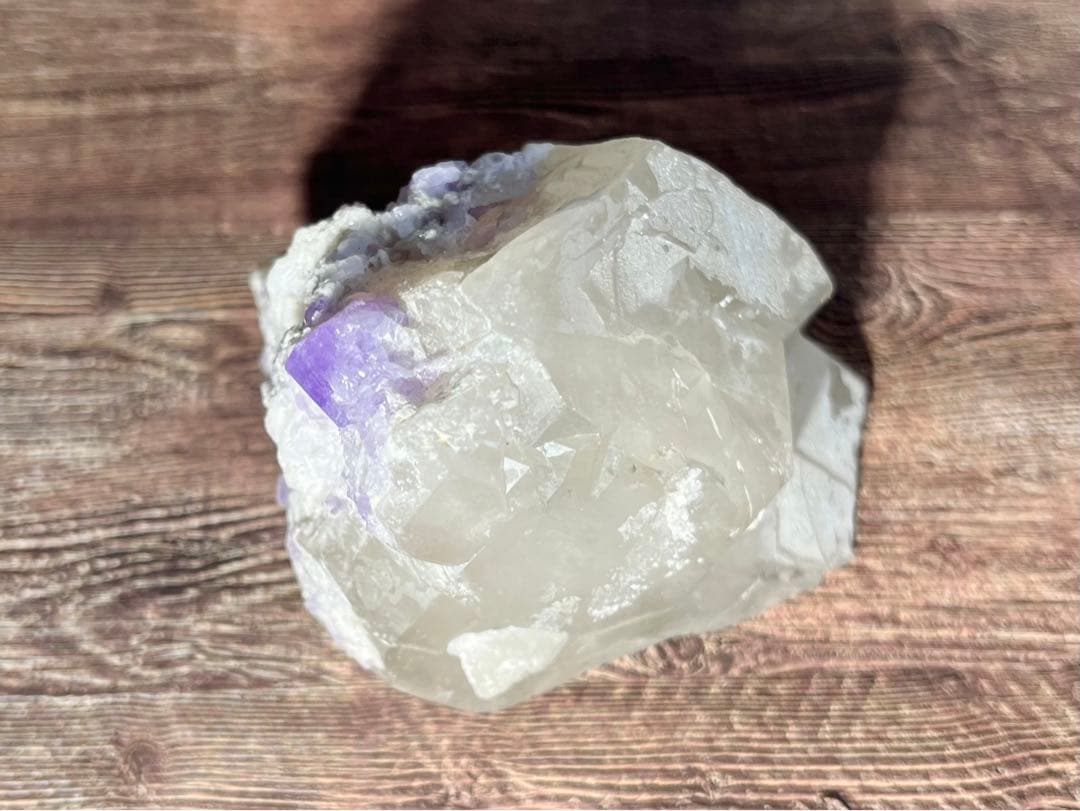 パキスタン産 パープルアパタイト on クォーツ 原石 鉱物
