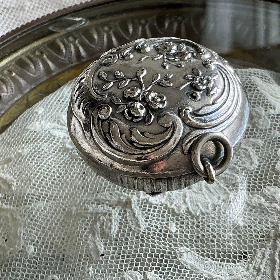 【C】フランスアンティーク　すずらん　ピルケース　シルバープレート