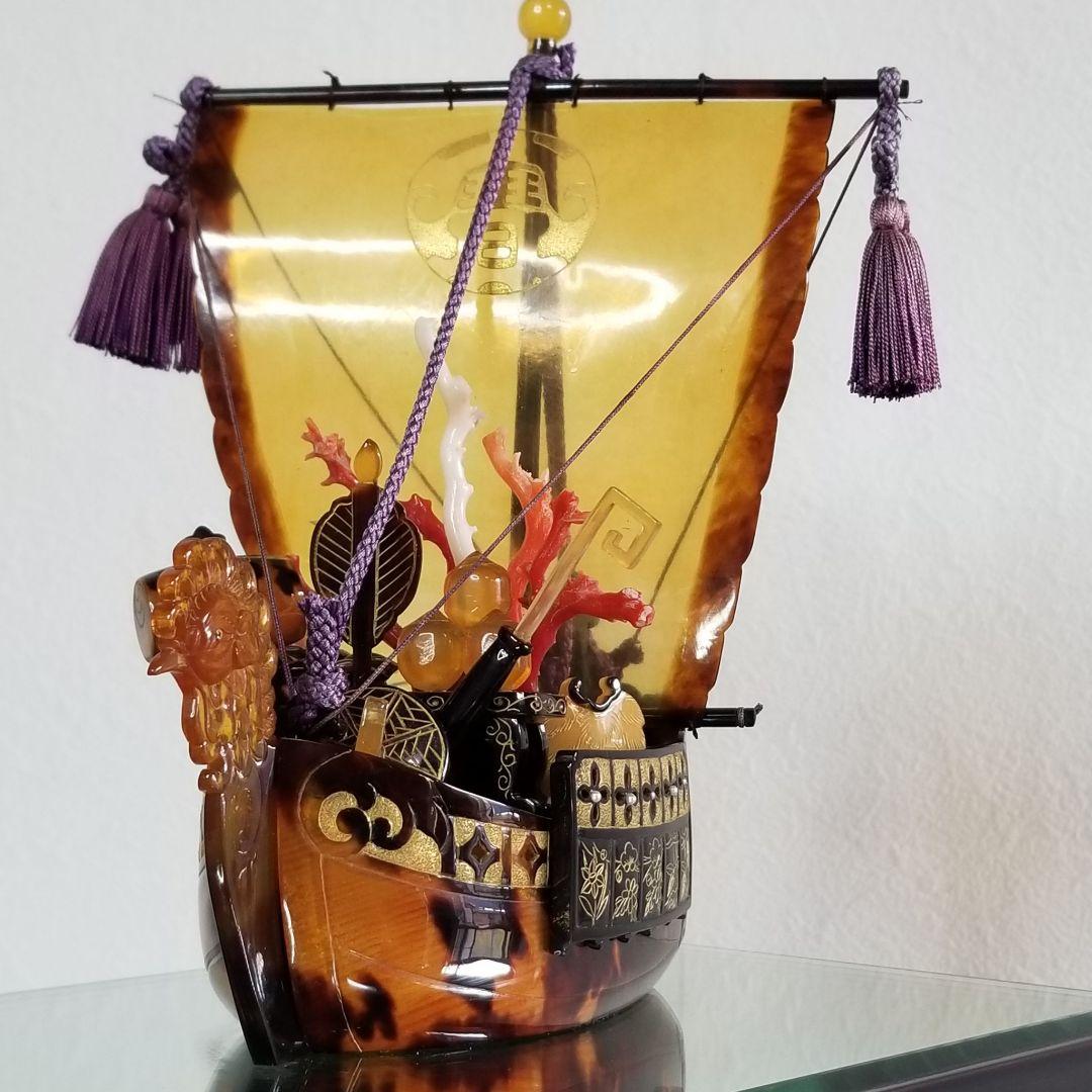 本鼈甲　べっ甲　鳳凰宝船　置物　血赤珊瑚、白珊瑚　ガラスケース　縁起物　オブジェ