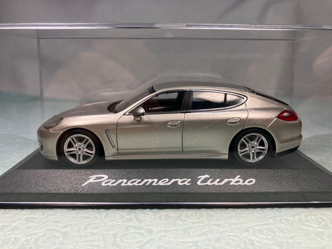 ミニチャンプス　Porshe Panamera Turbo シルバー