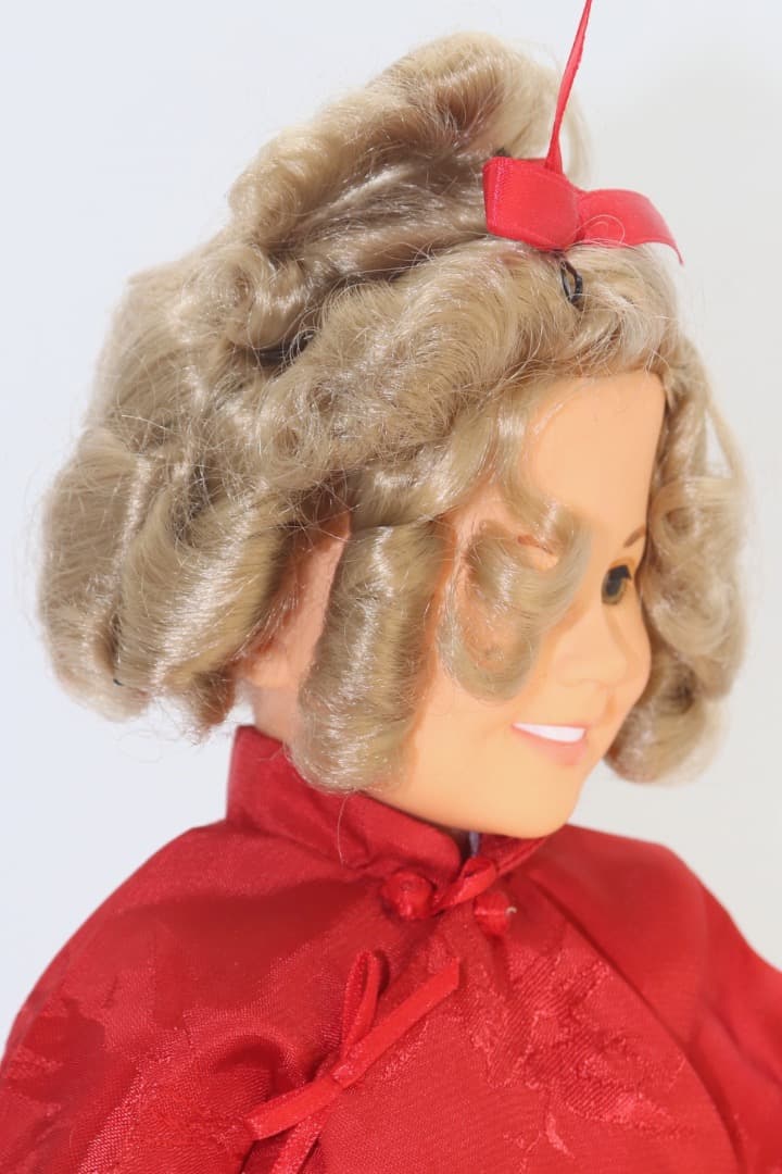 シャーリーテンプル　赤と金の衣装の人形