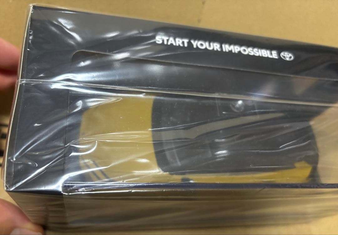 クラウンスポーツ　カラーサンプル　エモーショナルレッド & ブラック×マスタード