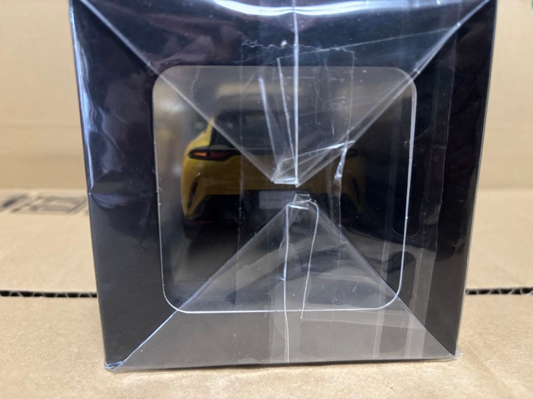 クラウンスポーツ　カラーサンプル　エモーショナルレッド & ブラック×マスタード