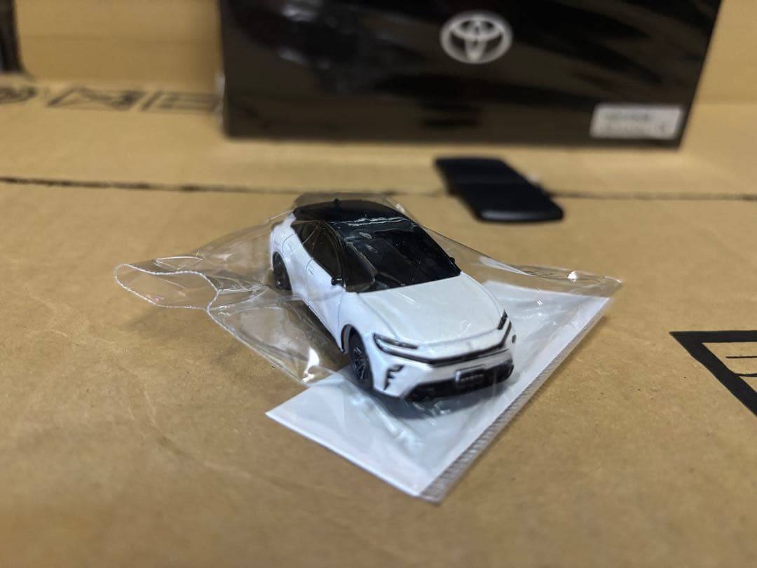 クラウンスポーツ　カラーサンプル　エモーショナルレッド & ブラック×マスタード