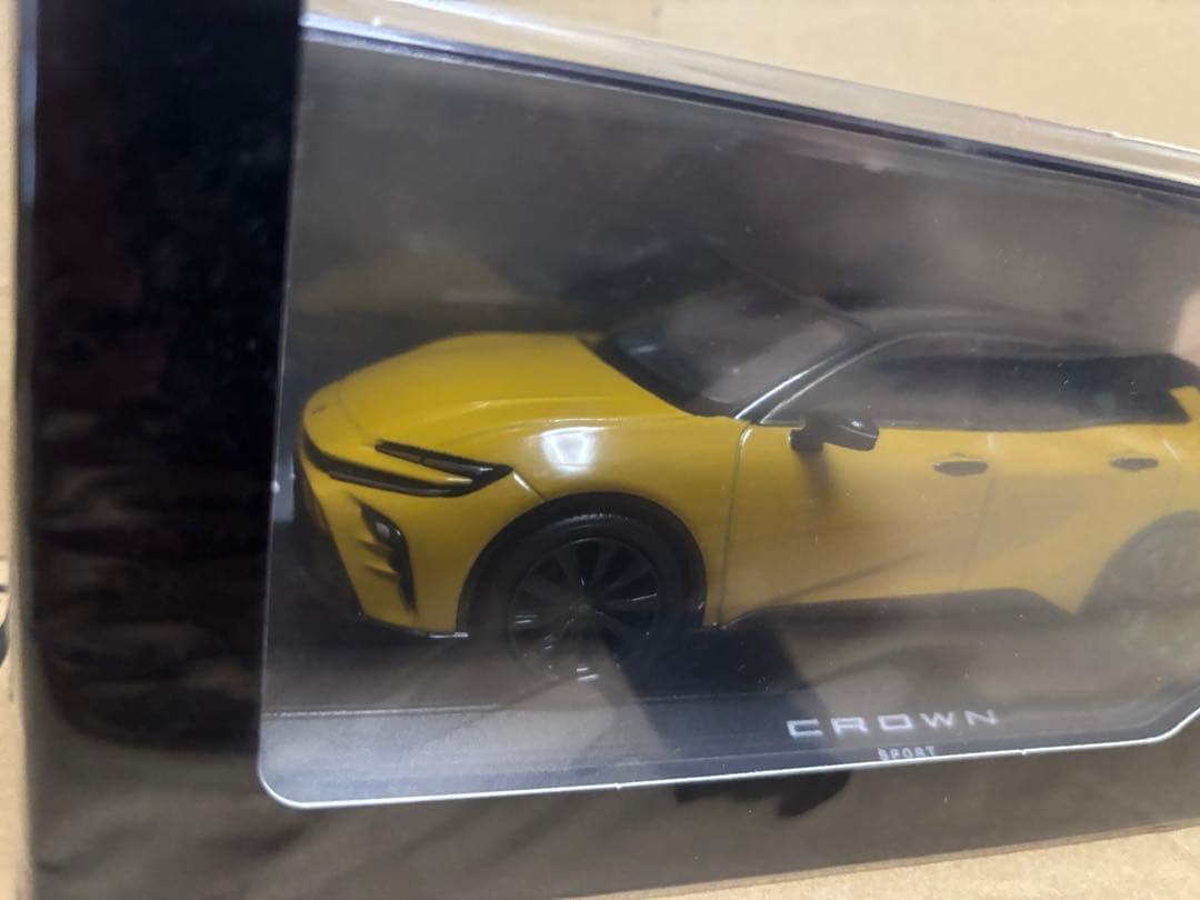 クラウンスポーツ　カラーサンプル　エモーショナルレッド & ブラック×マスタード