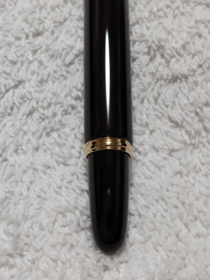 モンブラン114『モーツァルト』の、黒軸×金の万年筆(ペン先はFです)
