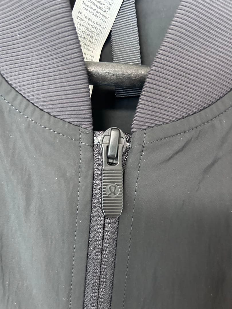 ルルレモン 軽量ボンバージャケット S新品未使用