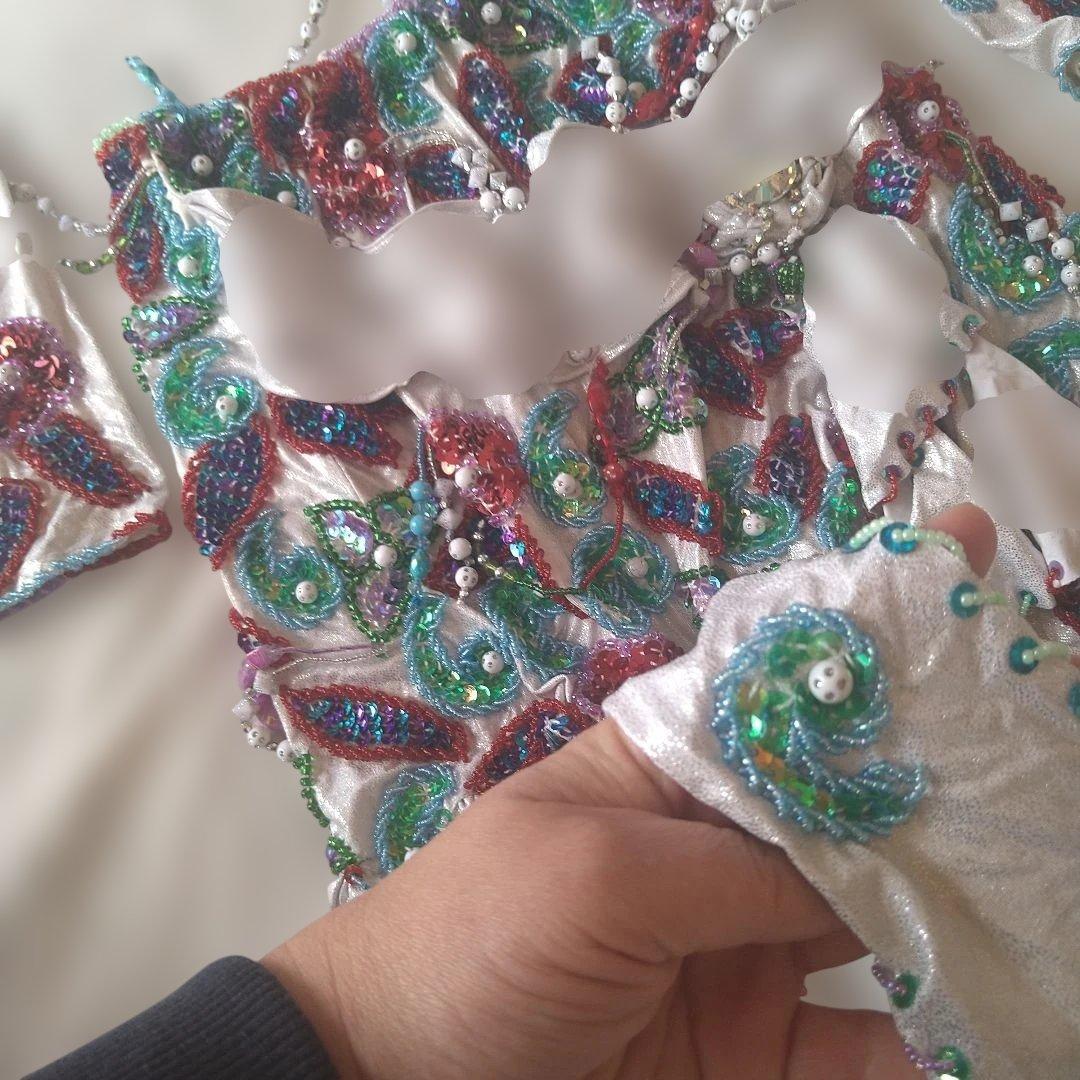 ベリーダンス衣装　中古　セット　白地に赤、青　多色ビーズ刺繍