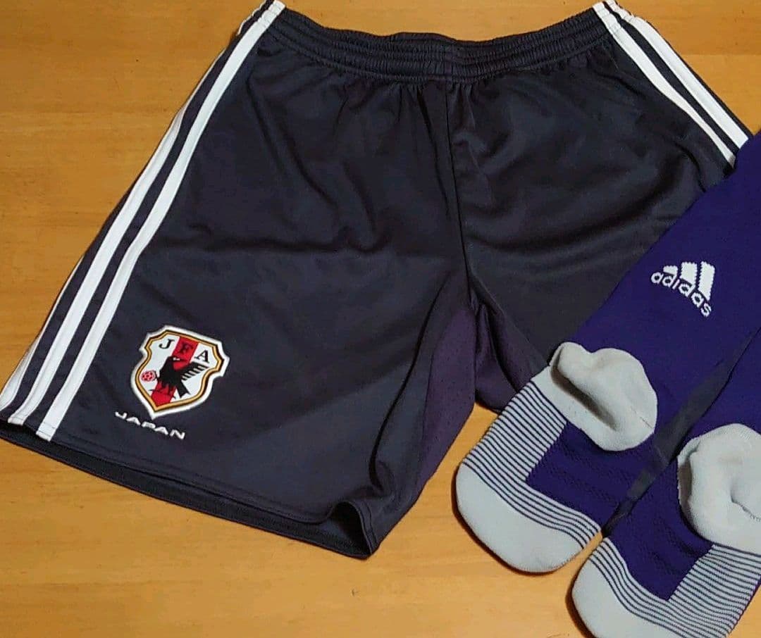 アディダスサッカー日本代表ユニフォーム　上シャツＬ、下パンツM＆ソックスセット