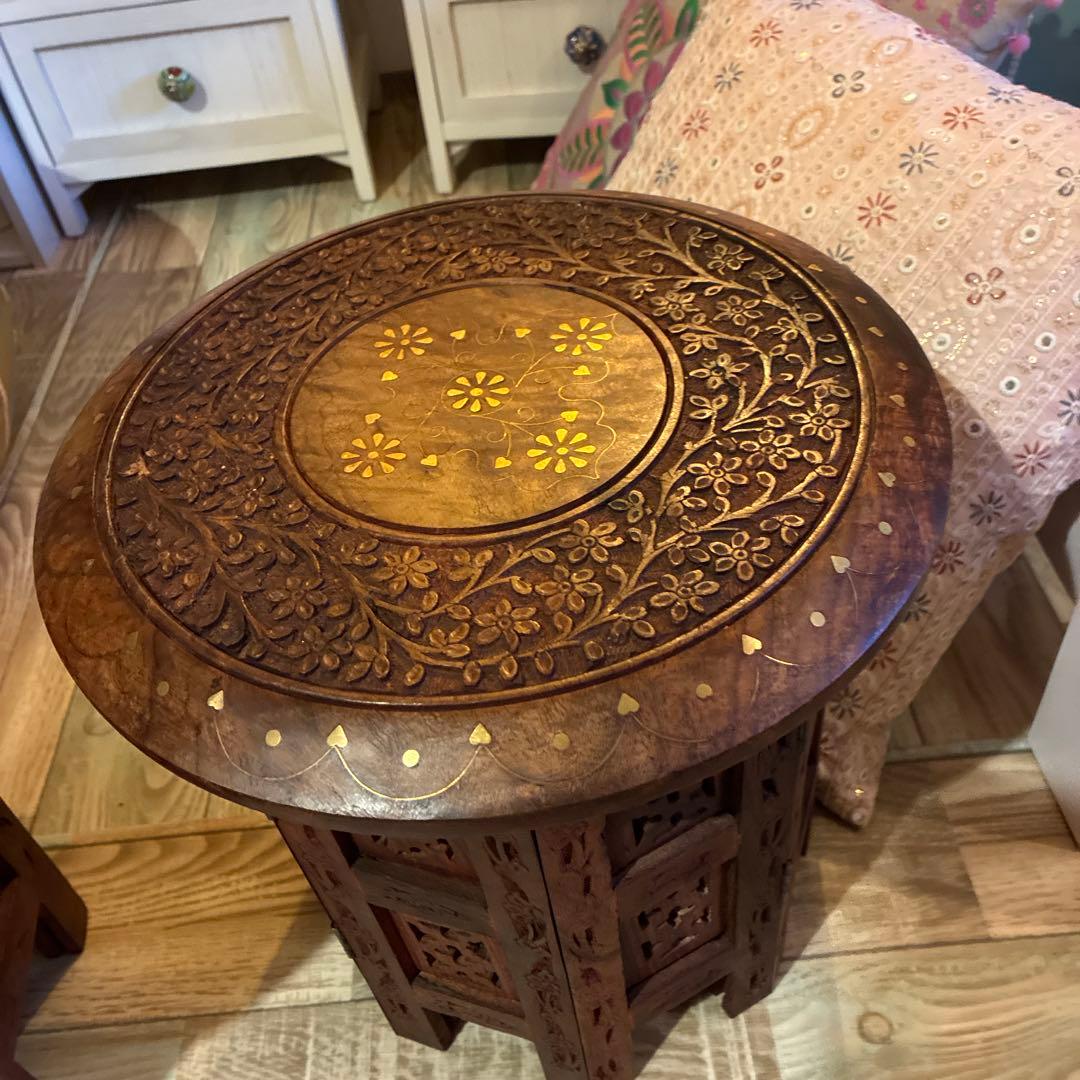 インド製　椅子ミニテーブル折りたたみ可能木製彫刻入り円形　横30cm高さ31cm