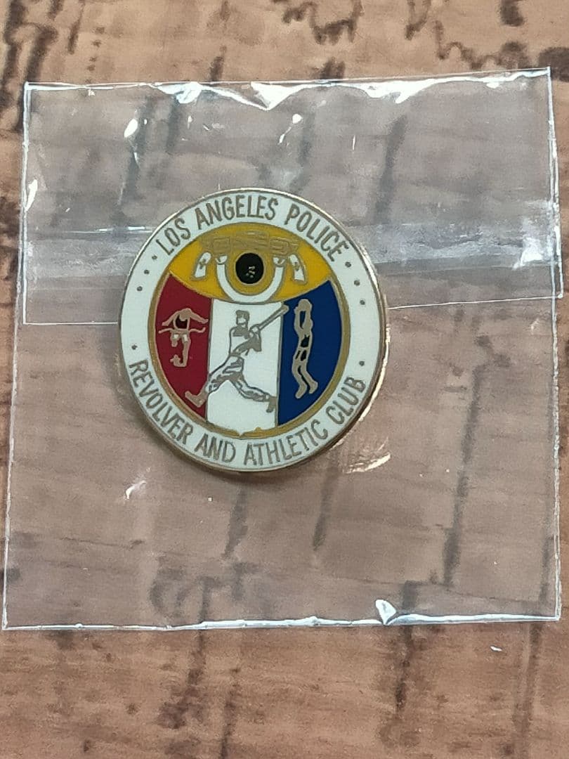☆ア②。「アメリカ.ロサンゼルス市警察学校ピンバッジ」特製ケース入り。