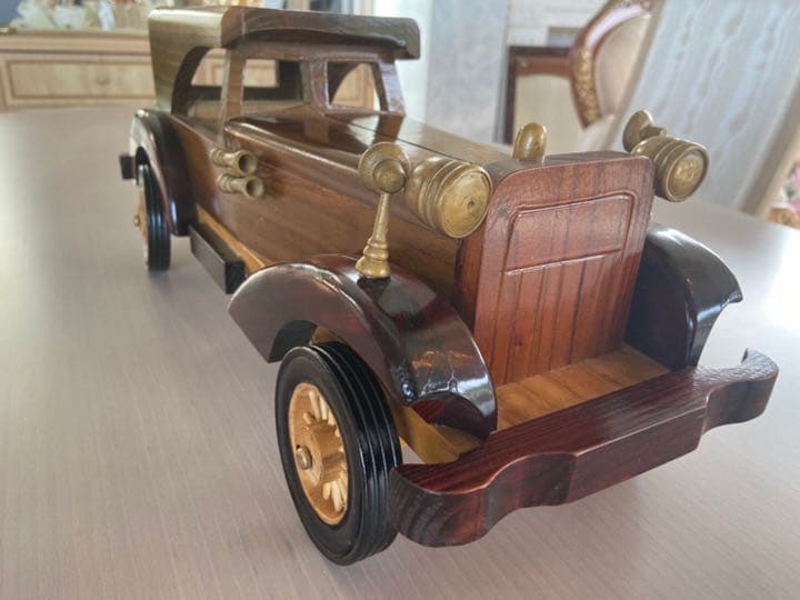 レトロな車の木製オブジェ