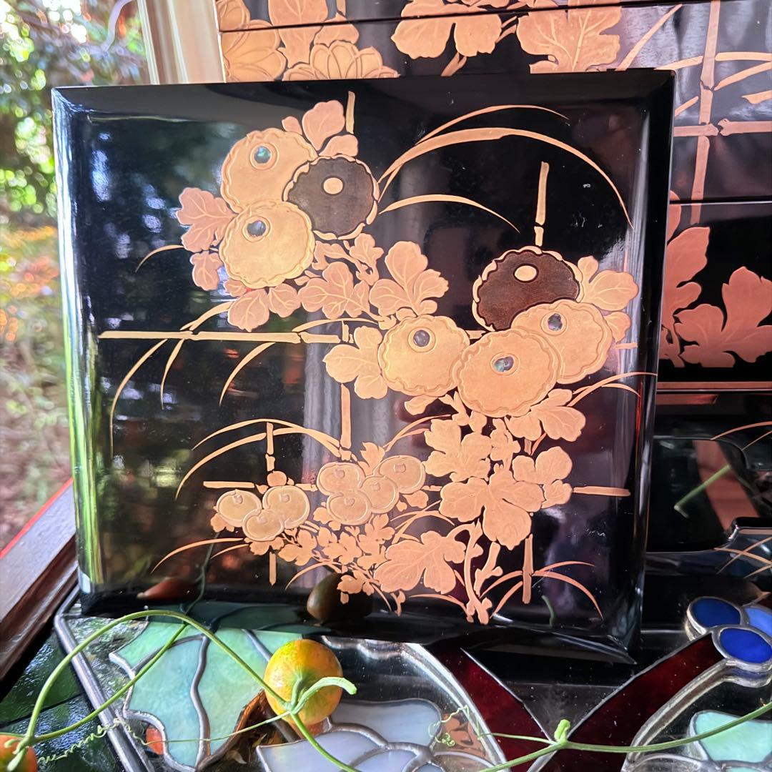 2210様感謝‼️JAPAN蝋色『光琳菊蒔絵五段重二枚蓋』螺鈿光琳　台座付　桐箱入
