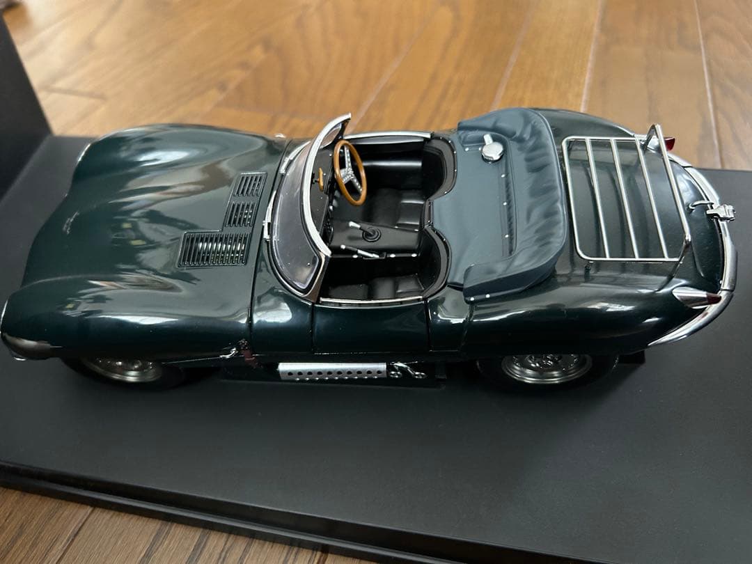 JAGUAR XKSS ダイキャストミニカー　1:18　スティーブ・マックイーン