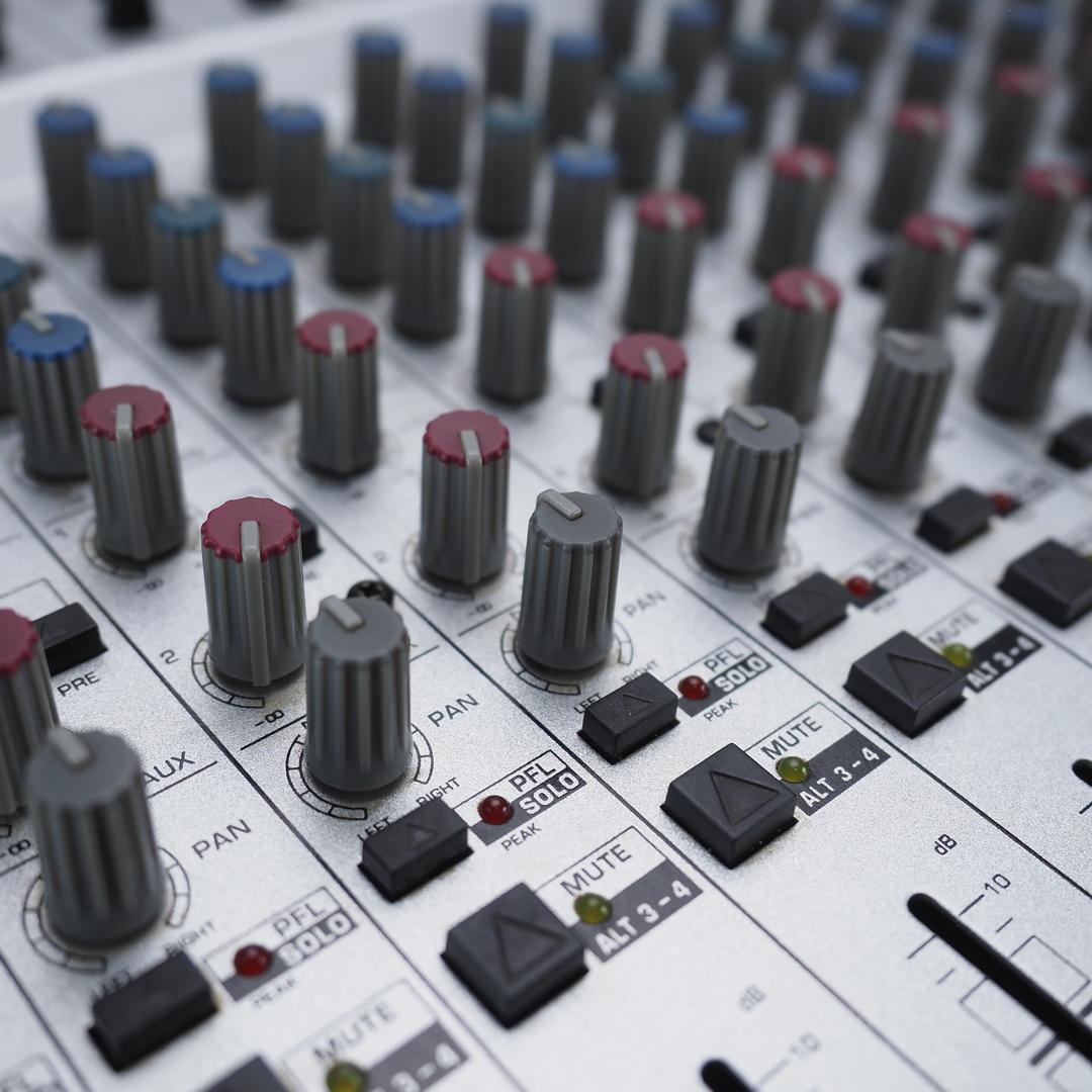 BEHRINGER EURORACK MX2004A 動作確認済 アダプターあり