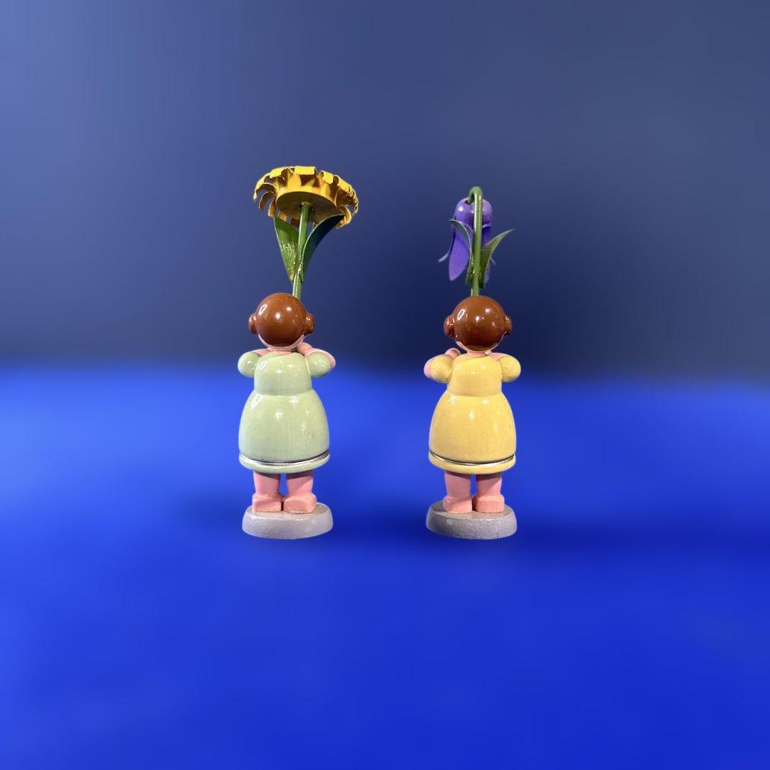 ドイツ製　木製人形　エルツ地方　ザイフェン お花を持つ女の子