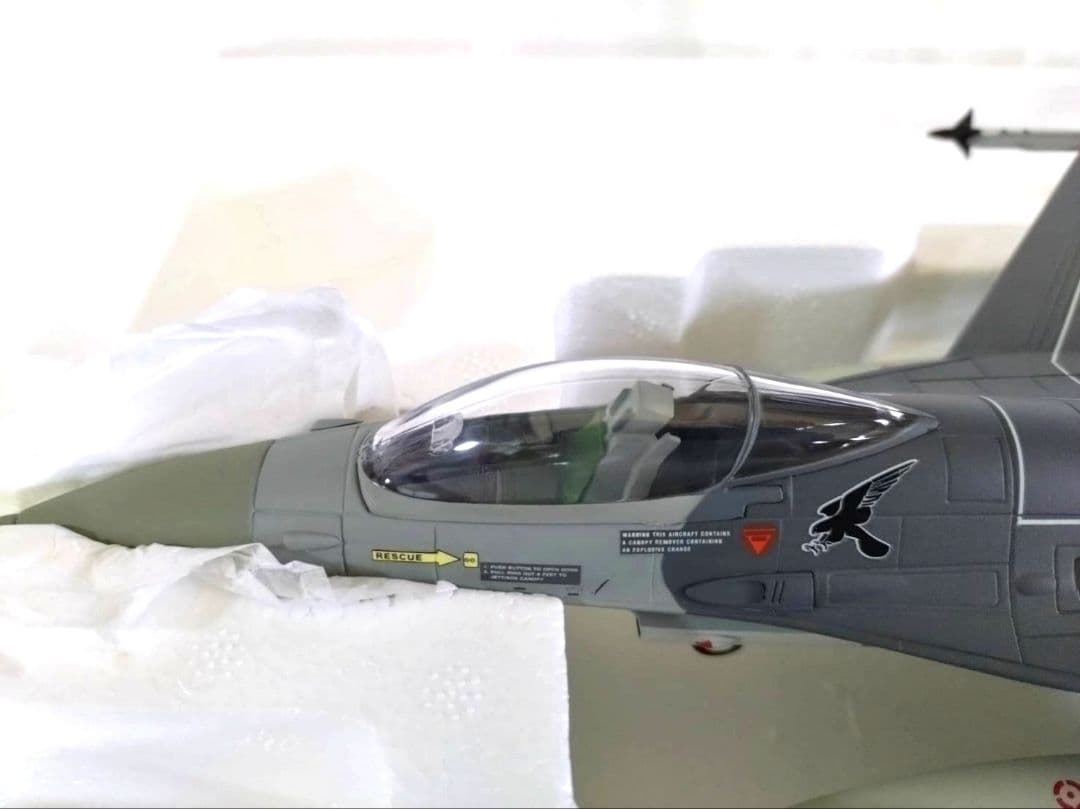 未使用開封品　1/48　COLLECTION ARMOUR F-16ファルコン