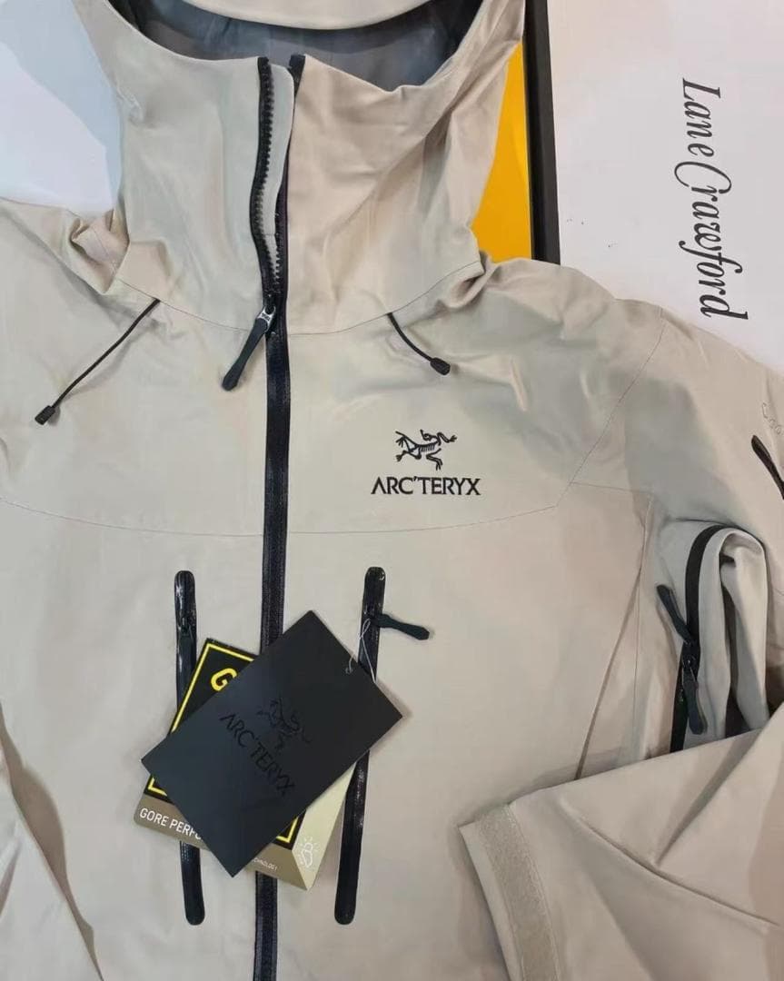 ARC'TERYXマウンテンパーカーMサイズホワイトシンプルでスタイリッシュ