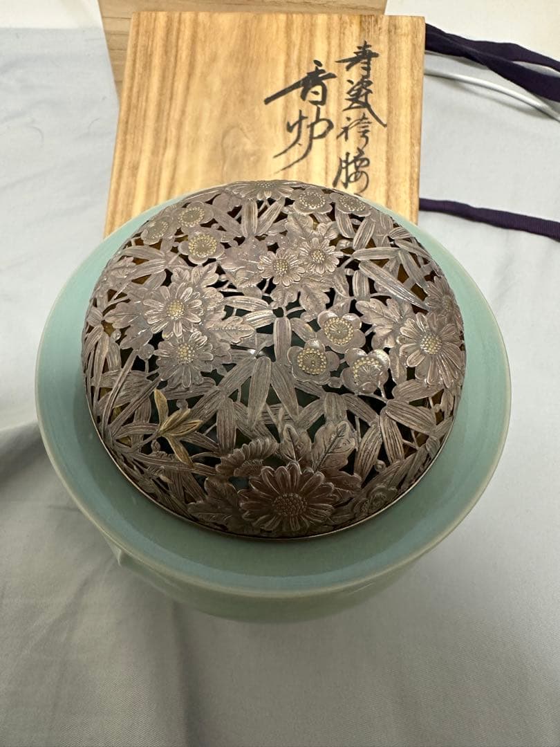 は*ま様 諏訪蘇山作 香炉 青磁 袴腰 三足香炉 純銀 花刻透し火屋 信幸造