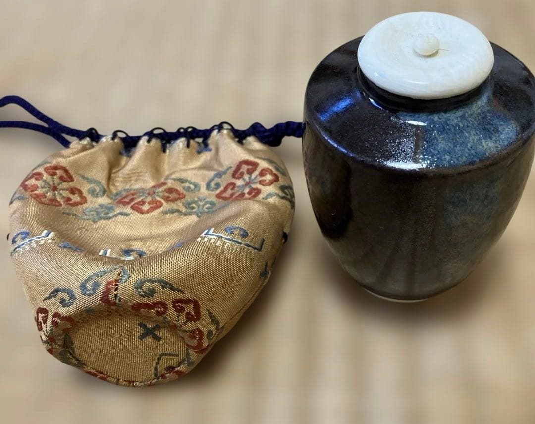 【茶道具】茶入れ（肩つき）と仕覆（古代名物裂 加比丹段花紋）