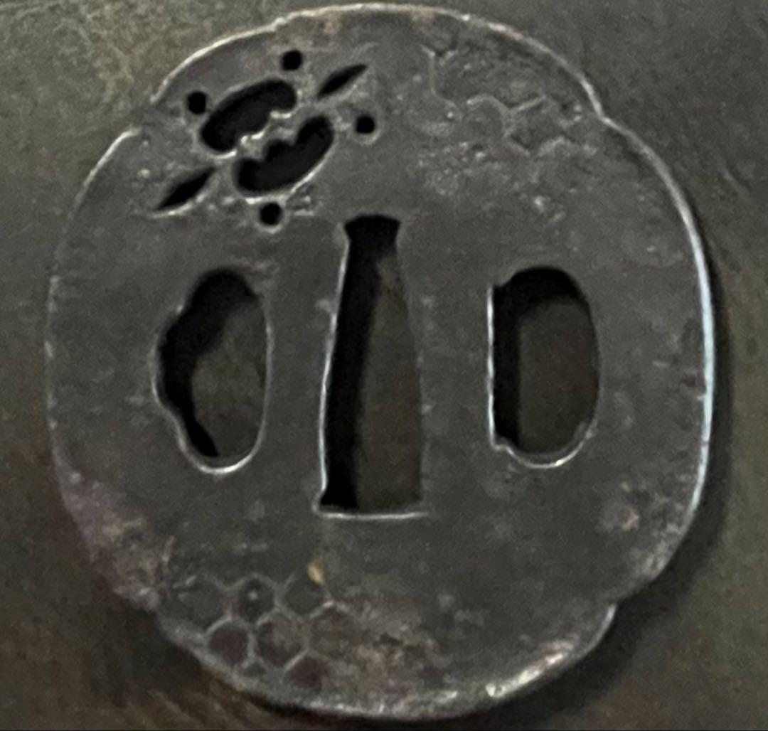 鍔　刀鍔　鉄地　亀透かし　甲羅模様　木瓜型　在銘