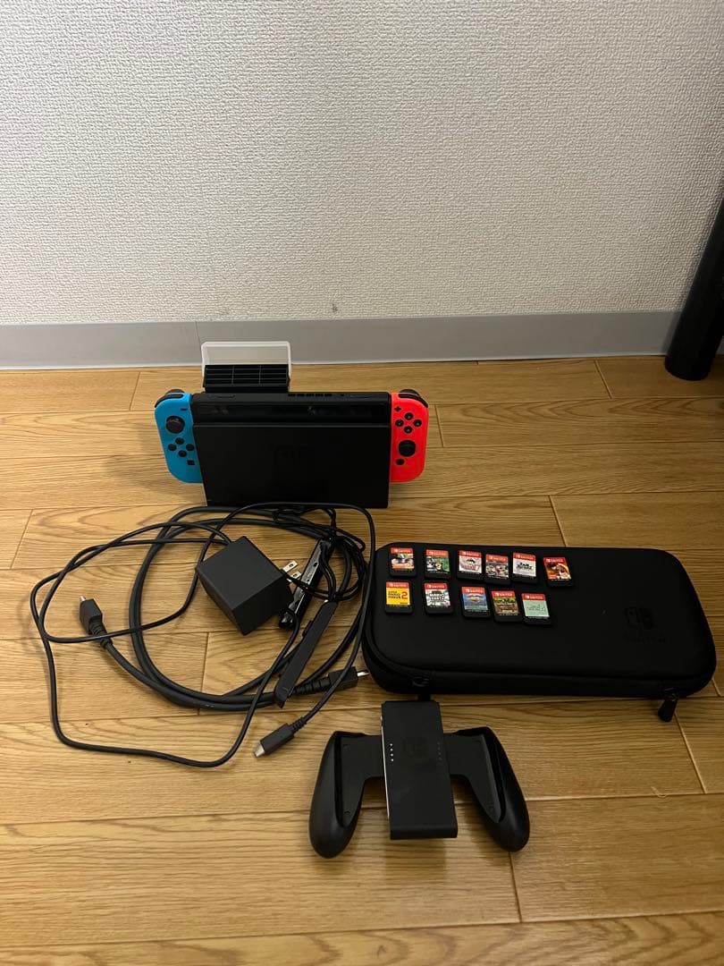 Nintendo Switch 本体とカセットとコントローラー4つ
