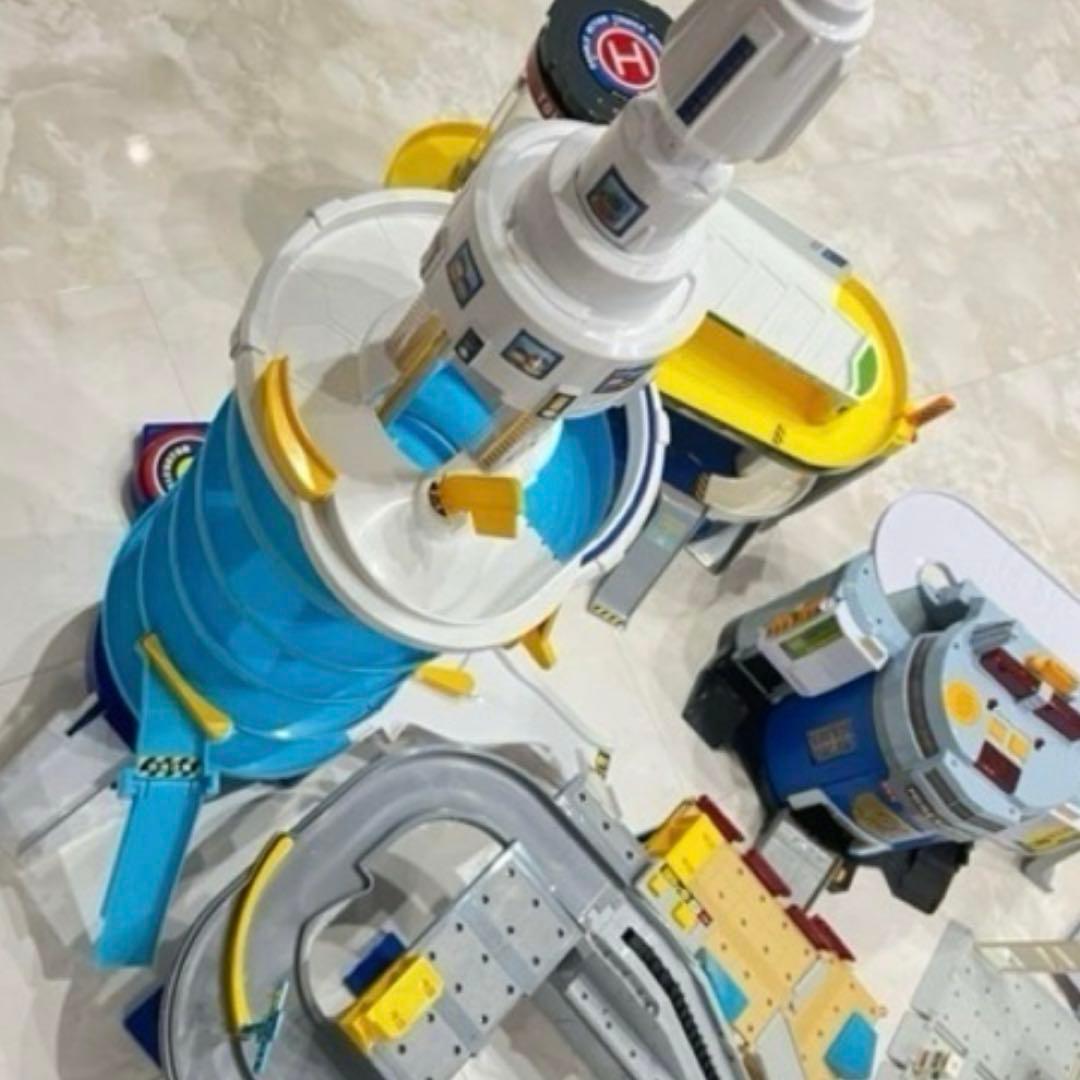 トミカタワー　立体駐車場　ポリスステーション　高速道路　ガソリンスタンド